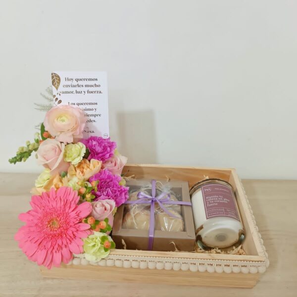 CAJA LINA CON VELA Y ALFAJORES